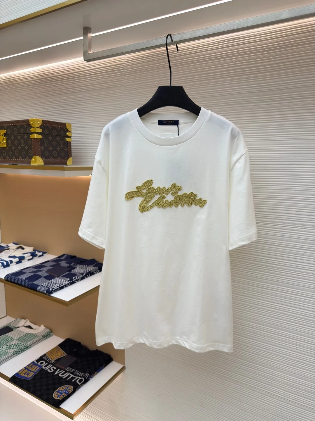 LOUIS VUITTON 拉菲草字母刺绣短袖 ●正品：10399购入开发 ●货号：1680198-A10 ●面料：平织优质棉 ●工艺：双纱拉架螺纹  ●版型：合身版型 ●克重：约285克 ●尺码：XS-S-M-L ●描述：巧妙运用拉菲草般的标志性元素，为经典廓形增添一抹手工气息。 Decorated with Louis Vuitton embroidery on the chest and Marque 1.Vuitton Dé 💰osée label on the back. The overall wiring is straight and delicate, the fabric is comfortable and soft, and the color is consistent without color difference. It can be matched with the same style to create a fashionable look and control various occasions. Customized accessories, complete with three standards, same style for men and women!